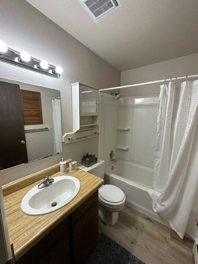 Building Photo - Updated Condo with outdoor Pool  ***Next t...