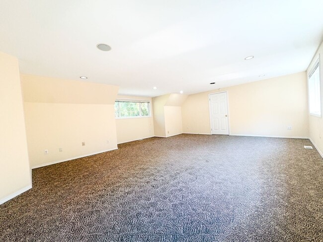 Building Photo - 4 Bedroom 3 Bath Spacious Home in Bellevue