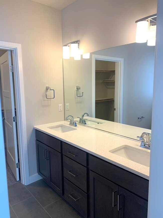Building Photo - Beautiful newer construction home in Richl...