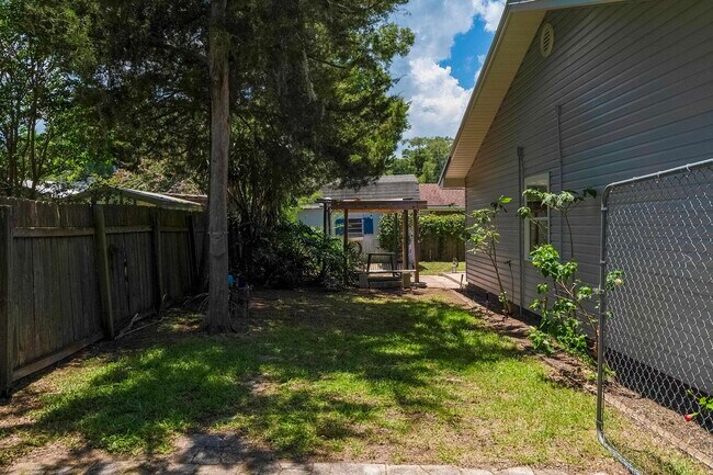 Building Photo - 328 Linden Rd