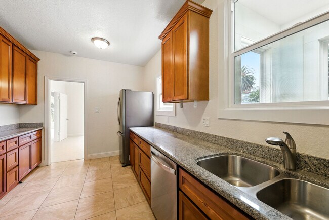 Building Photo - 1720 Quesada Ave