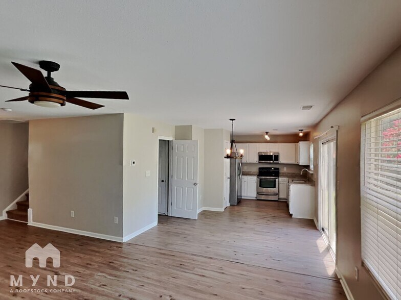 Building Photo - 303 Holton Dr