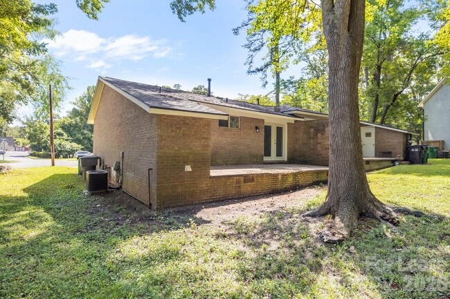 Building Photo - 3315 Erskine Dr