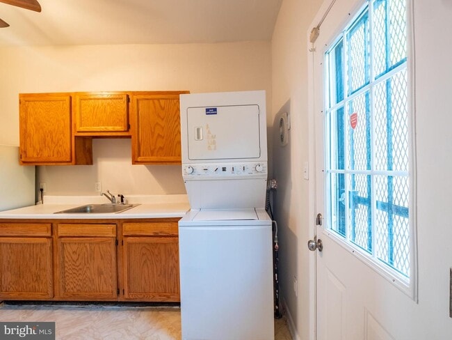 Building Photo - 424 E North Ave