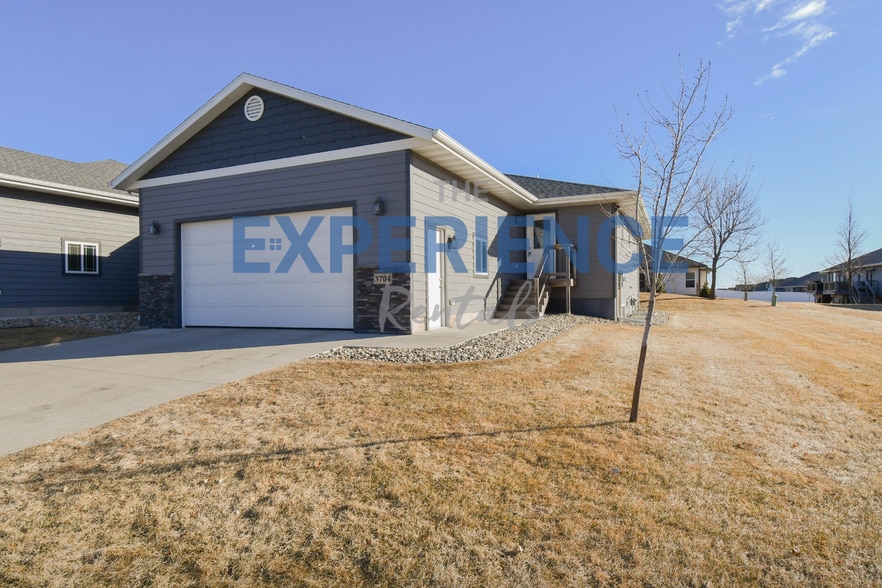 Building Photo - 3704 S Outfield Cir