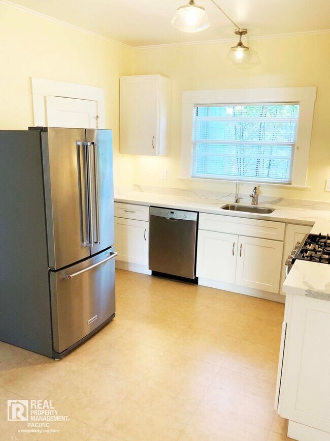 Building Photo - Spacious 4 Bedroom / 1.5 Bath near UC Campus