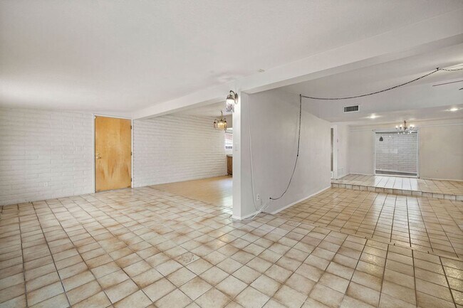 Building Photo - Eastside 4 Bedroom Home with Pool