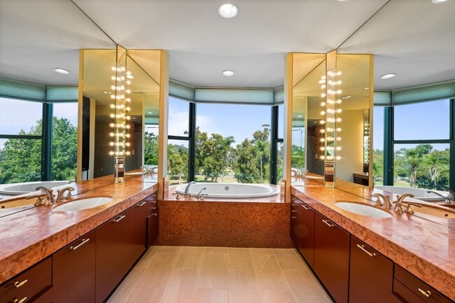 Building Photo - Gorgeous Park Laurel condominium