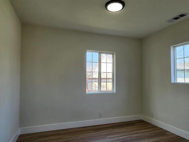 Building Photo - 308 Vine St