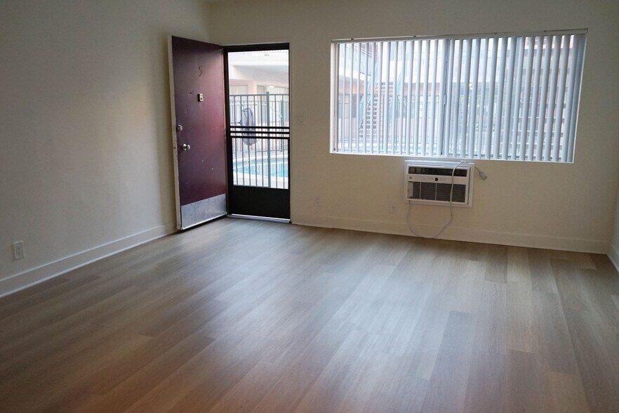 Building Photo - 15810 Vanowen St