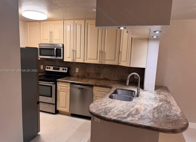 Building Photo - 2622 Riverside Dr