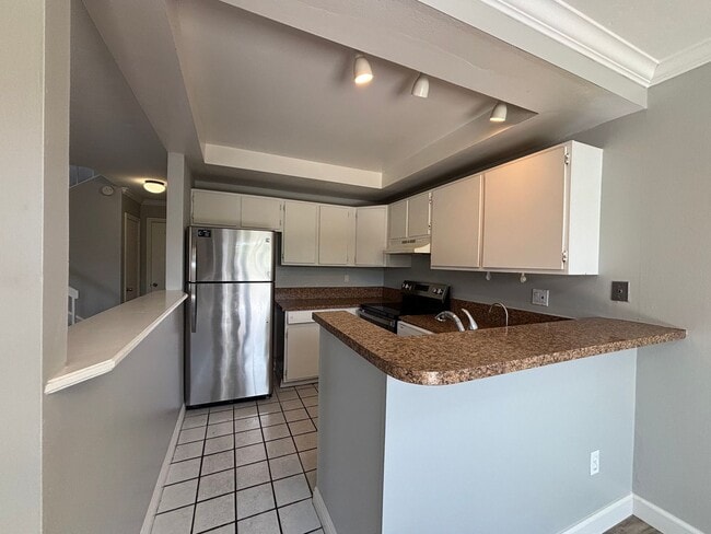 Building Photo - Spacious 3BD/2.5BA Townhouse in UTC W/ 2-C...