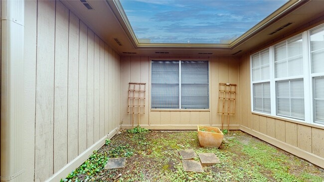 Building Photo - 1022 Manorglen Dr