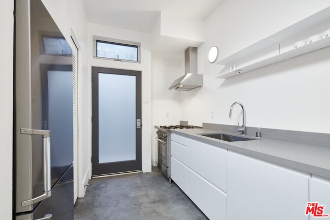 Building Photo - 558 Rose Ave