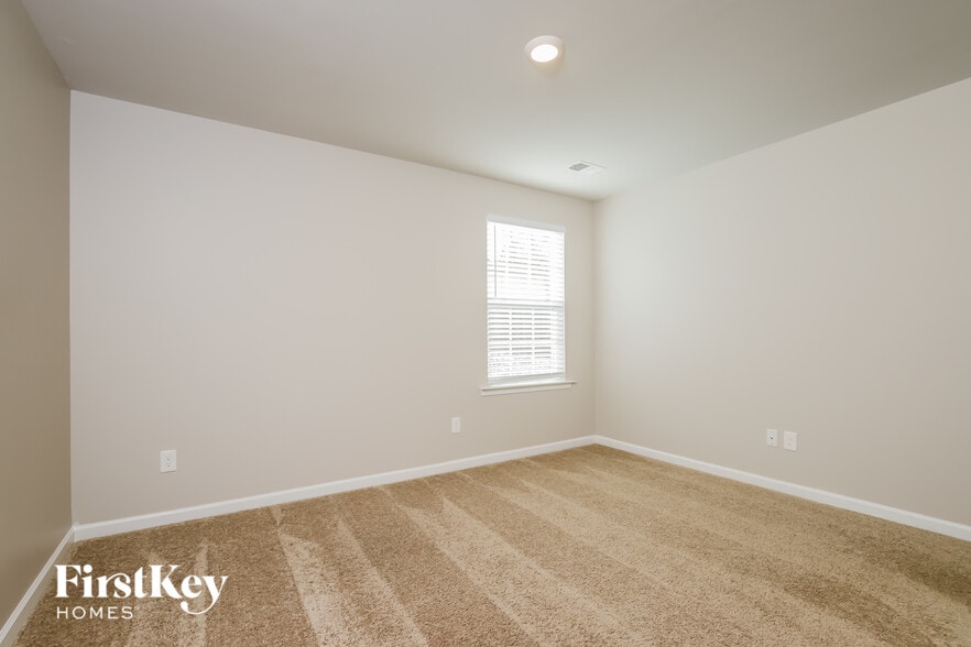 Building Photo - 2043 Longshadow St