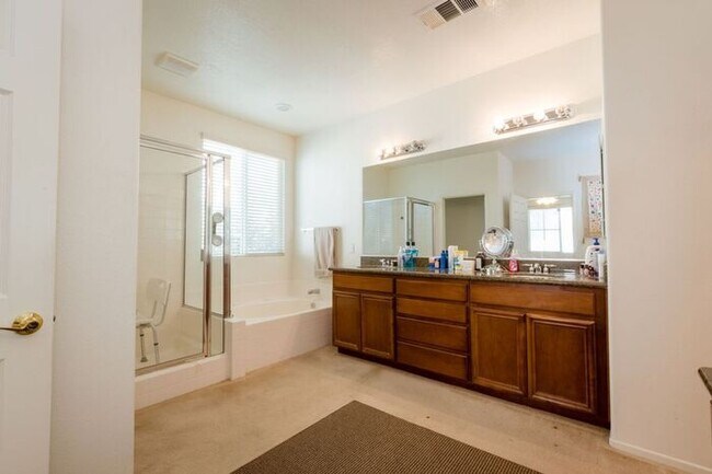 Building Photo - 4 Bed Home for Rent Palmdale CA 93551