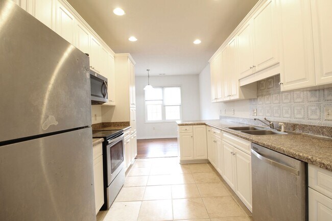 Building Photo - 3-Bedroom Townhome with Bonus Room, Large ...