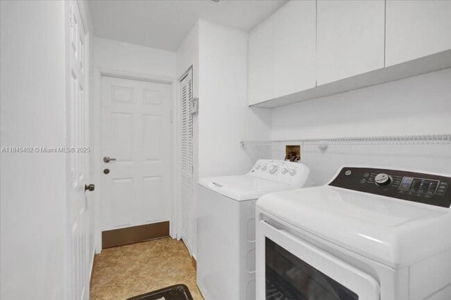 Building Photo - 4 bedroom in Hollywood FL 33021