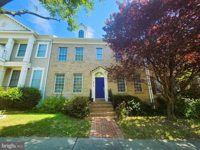 Primary Photo - 917 Crestfield Dr