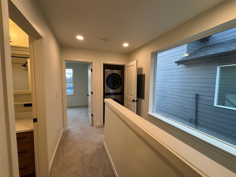 Building Photo - 12070 SE Pine St