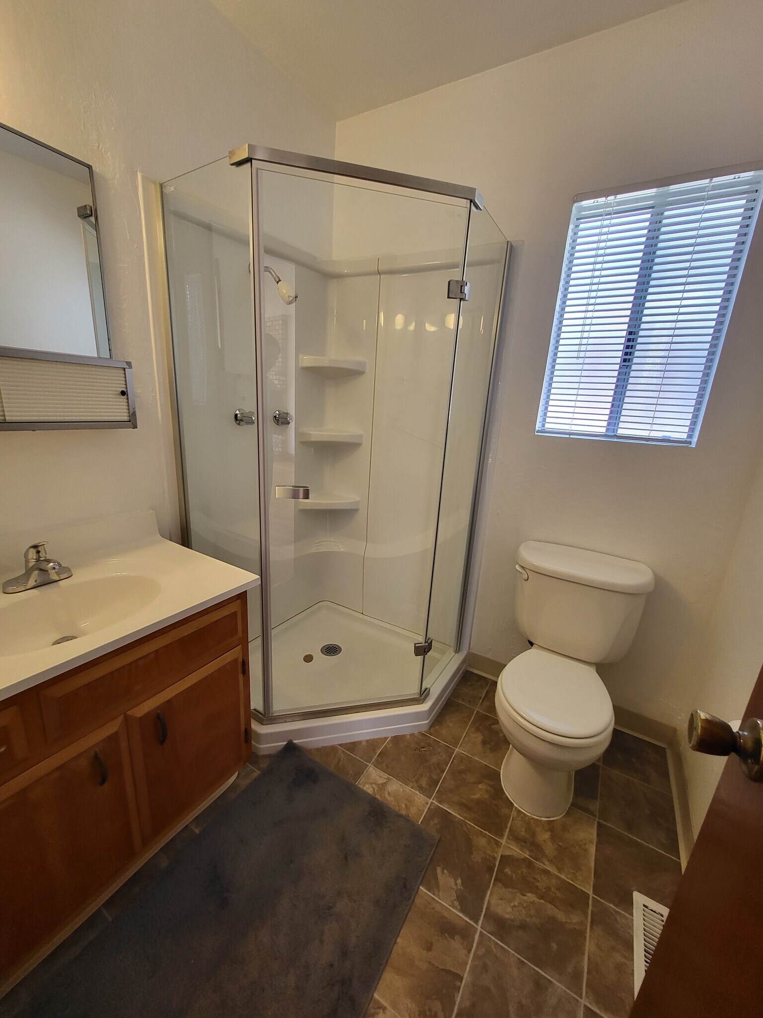 Building Photo - 906 Balra Dr
