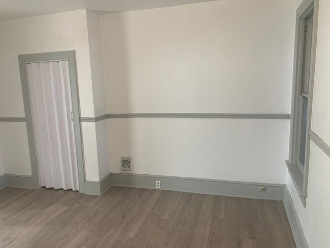 Building Photo - 3 Bedroom 1 Bath 2nd/3rd Floor Apartment-Y...