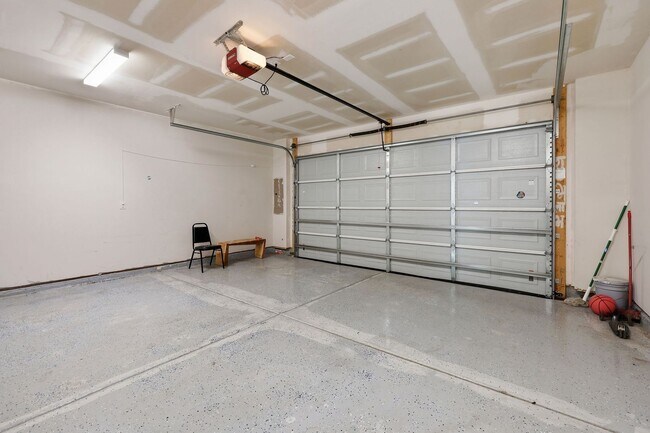 Building Photo - Modern 4BR Townhome with Washer/Dryer & Pet-Friendly Living in Morrisville!