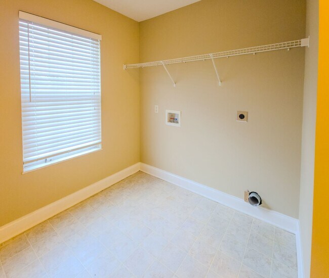 Building Photo - Knoxville 37931 - 4 bedroom 2.5 bath - call Ryan Fogarty 865-333-4840