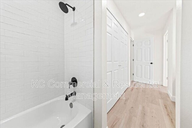 Building Photo - 484 Greenway Ave