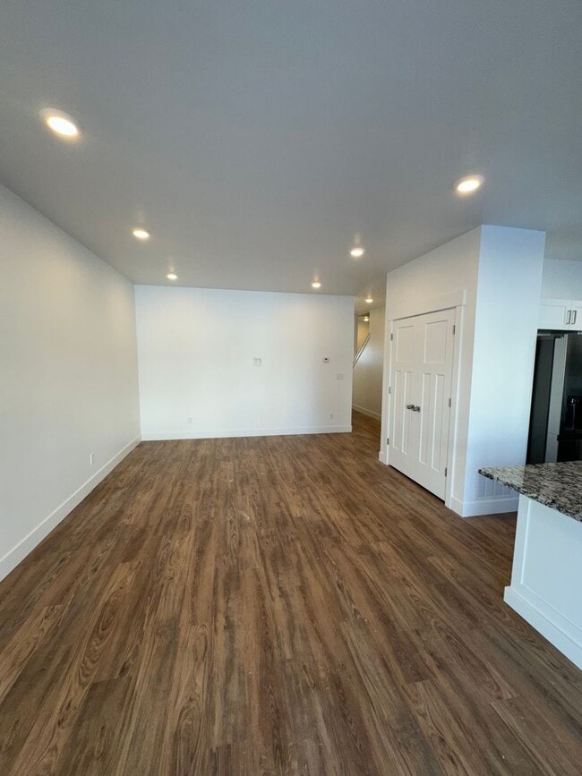 Building Photo - Modern 2-Story Town Home for Rent in Sugar...