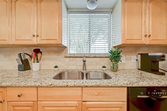Building Photo - 16355 Sierra Grande Dr