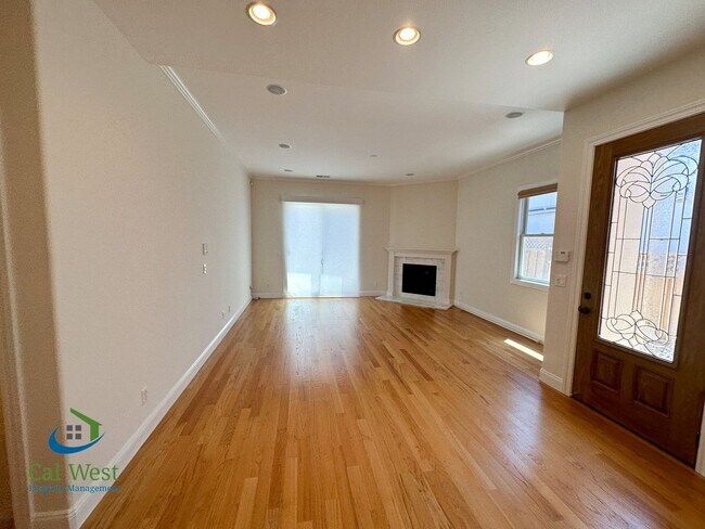 Building Photo - $7995 - Executive 4 bed, 3 full bath, Palo...