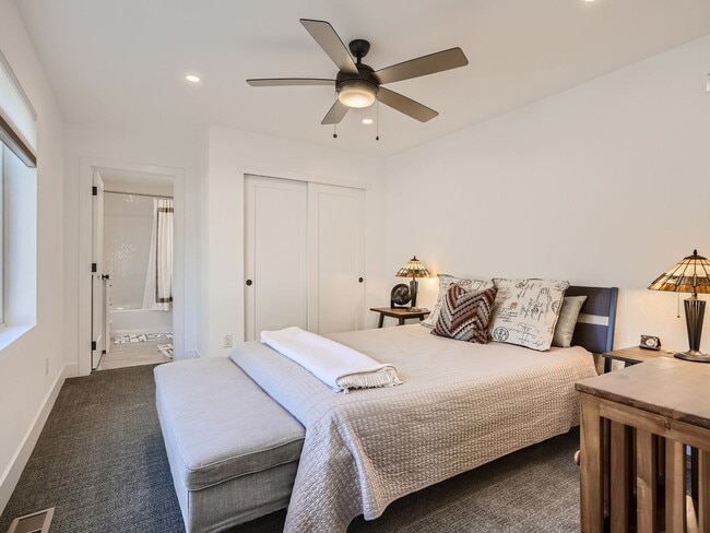 Building Photo - Evolve Real Estate: Gorgeous Rowhome with ...