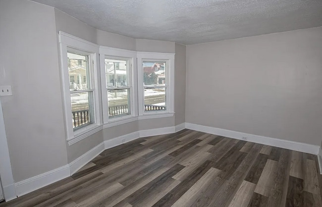 Building Photo - Charming 2-Bedroom Single Family Home Available!