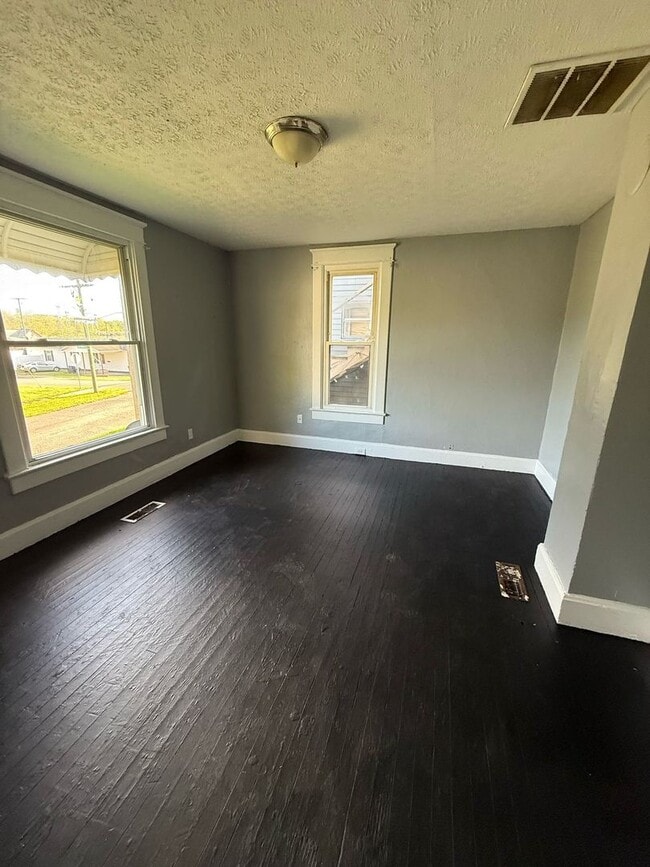 Building Photo - 3 bedrooms 1 bath