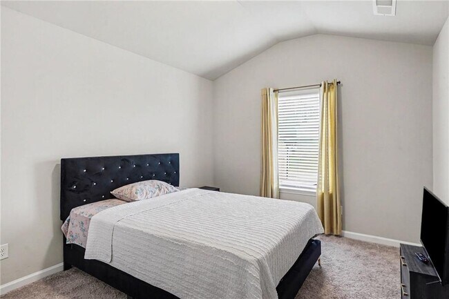 Building Photo - 521 Redchurch Dr