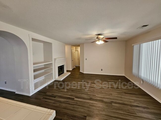 Building Photo - 3533 Des Moines Dr