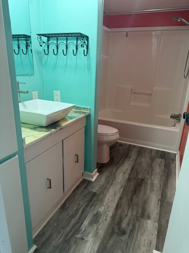 Building Photo - 2 Bedroom, 1 Bathroom Manufactured Home