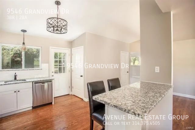 Building Photo - 9546 Grandview Dr
