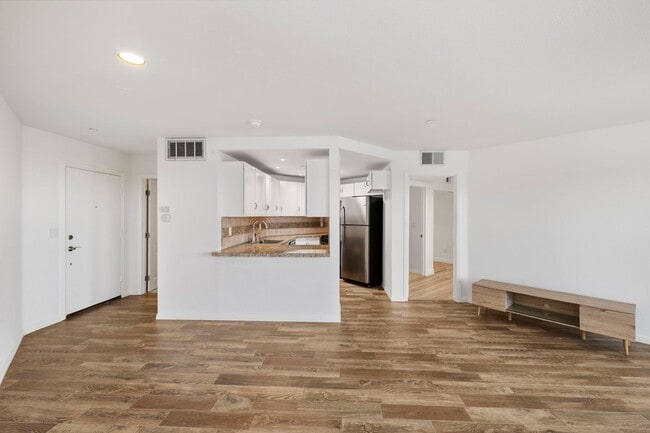 Building Photo - 1056 Calle Del Cerro