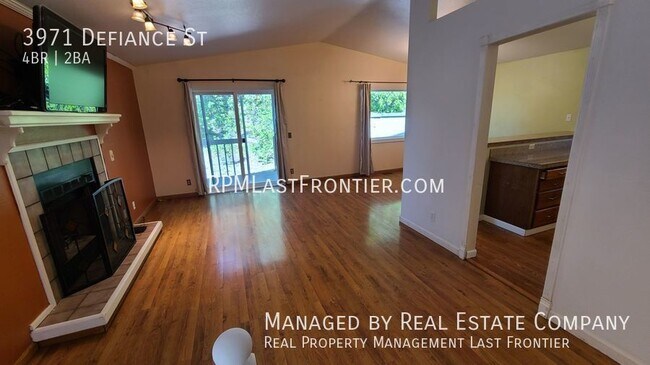 Building Photo - Gorgeous 4 Bedroom and 2 Bath Home w/ Fenc...
