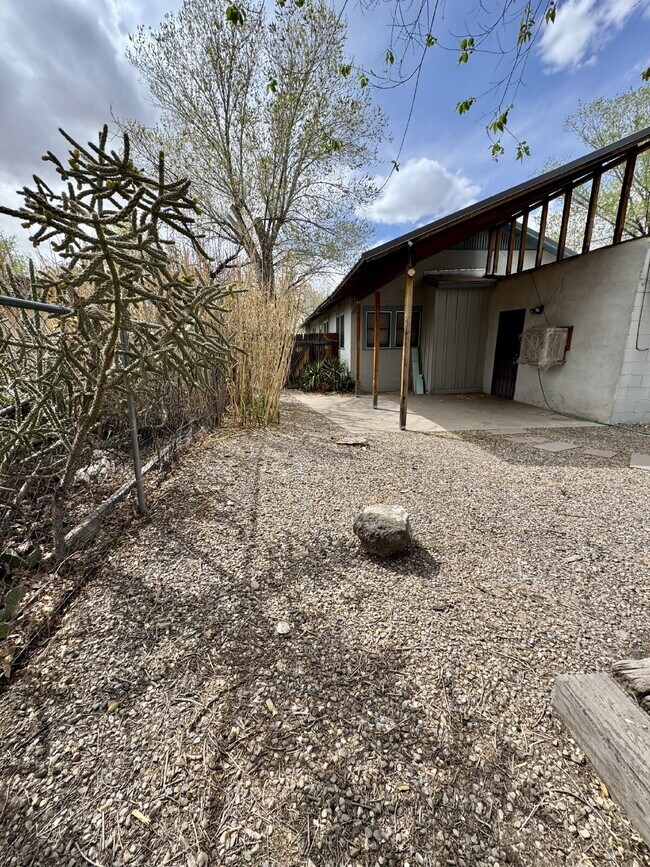 Building Photo - Location, Location, Location! Convenient t...