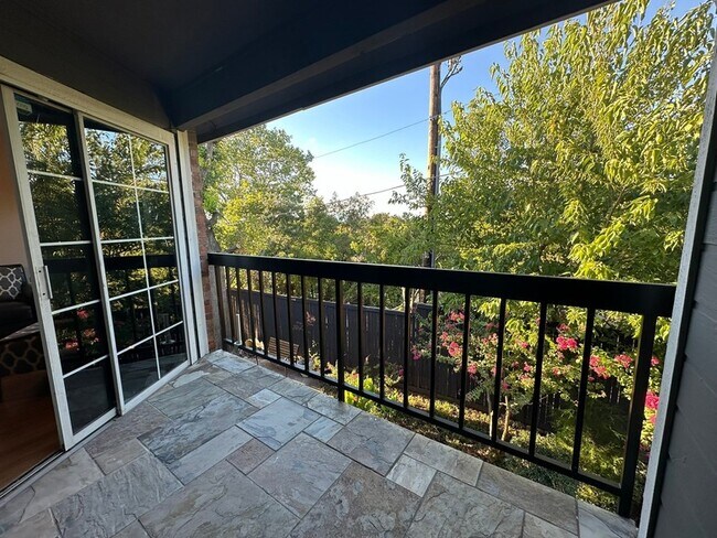 Building Photo - 18333 Roehampton Dr