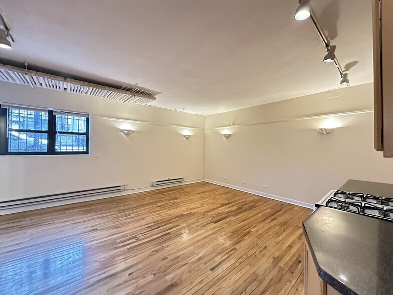 Building Photo - 3509 N Sheffield Ave