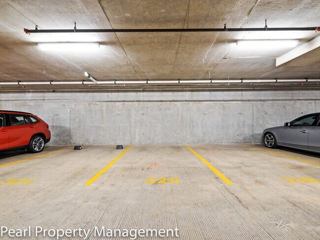 Building Photo - Waterfront Pearl - 1 bed/1.5 bath/den sw corner unit with parking/2 balconies/river view/most uti...