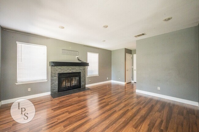 Building Photo - WoodWard Lake Home, 3BR/2.5BA, Built 1986 ...