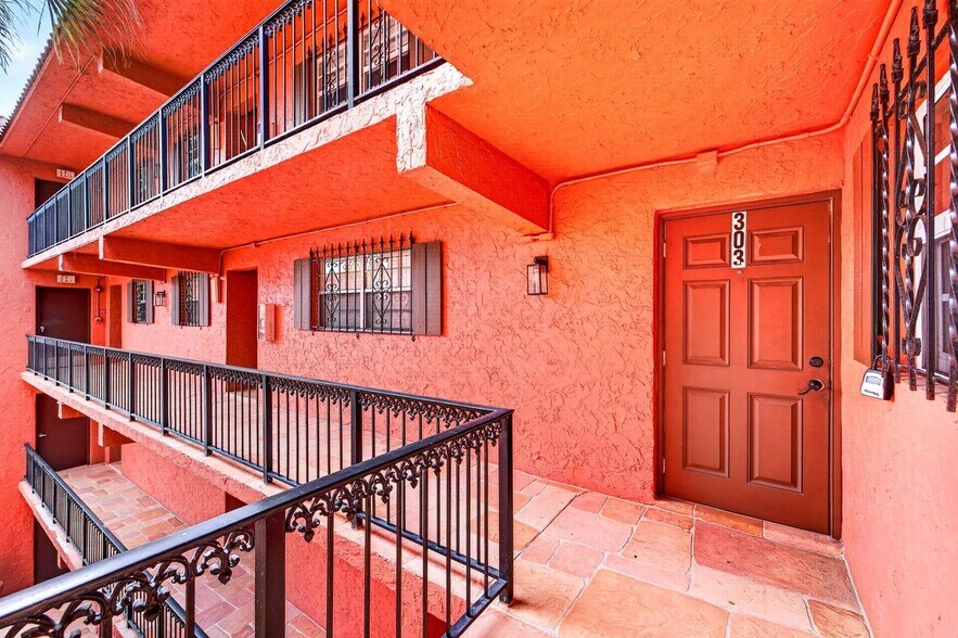 Building Photo - 660 Tennis Club Dr