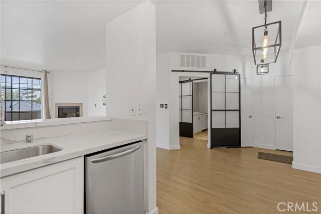 Building Photo - 221 S Oak Knoll Ave