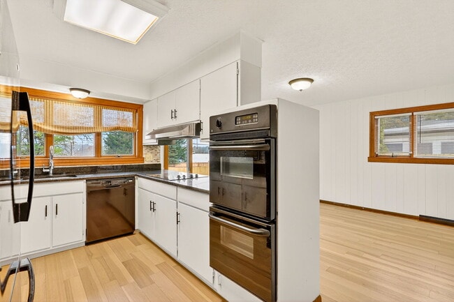 Building Photo - 3637 Sunset Dr