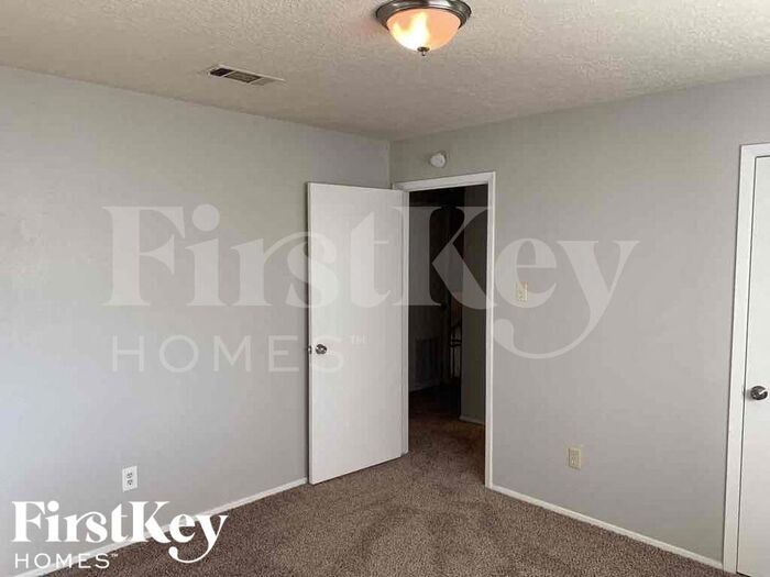 Building Photo - 15310 Meadow Village Dr